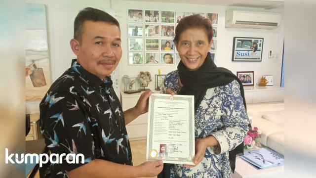 Menteri Kelautan dan Perikanan Susi Pudjiastuti (kanan) terima ijazah paket C. (Foto: Istimewa)