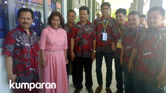Menteri Kelautan dan Perikanan Susi Pudjiastuti (kedua dari kiri) usai ikuti ujian paket C. (Foto: Istimewa)