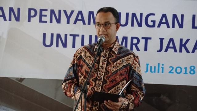 Anies Baswedan memberi sambutan di peresmian penyambungan listrik permanen untuk MRT Jakarta. (Foto: Helmi Afandi/kumparan)