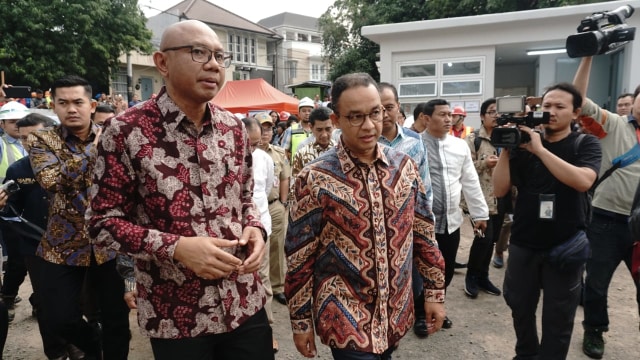 Anies Baswedan didampingi Dirut MRT, William Sabandar di peresmian penyambungan listrik permanen untuk MRT Jakarta. (Foto: Helmi Afandi/kumparan)