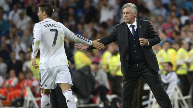 Ancelotti dan Ronaldo ketika masih bersama di Real Madrid. (Foto: GERARD JULIEN / AFP)