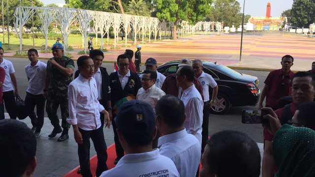 Presiden RI, Joko Widodo, mengunjungi venue Asian Games 2018 di Jakabaring Sport City, Palembang, Sumatera Selatan dan tiba di lokasi pukul 08.16 WIB.  (Foto: Fachrul Irwinsyah/kumparan)