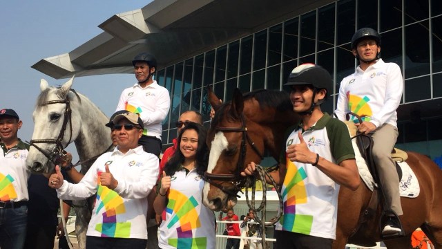 Sandiaga Uno dan Amran tunggangi kuda saat tinjau venue di Jakarta International Equestrian Park. (Foto: Yuana Fatwalloh/kumparan)