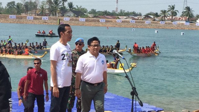 Jokowi dan Cak Imin di venue dayung. (Foto: Fachrul Irwinsyah/kumparan)