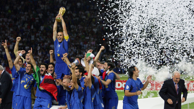 Italia rayakan gelar juara Piala Dunia 2006. (Foto: NICOLAS ASFOURI / AFP)