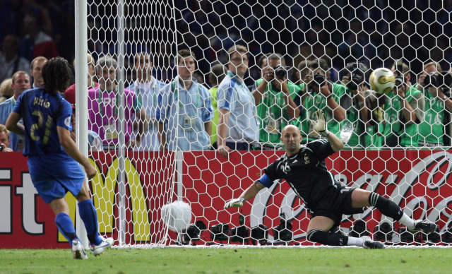 Pirlo bobol gawang Barthez di final Piala Dunia 2006. (Foto: ODD ANDERSEN / AFP)