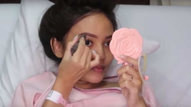 Selebgram Rachel Goddard yang tetap dandan jelang lahiran. (Foto: Youtube/rachel goddard)