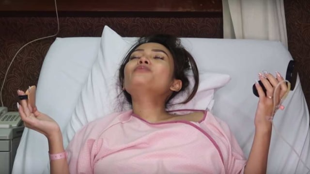 Selebgram Rachel Goddard yang tetap dandan jelang lahiran. (Foto: Youtube/rachel goddard)