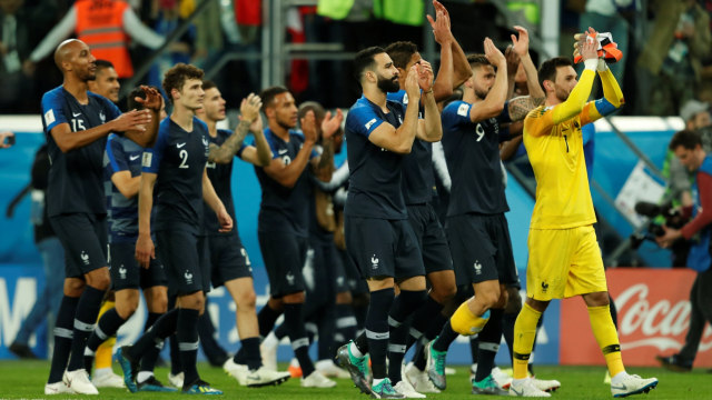 Lloris memimpin rekan-rekannya di Timnas Prancis untuk rayakan kemenangan. (Foto: REUTERS/Lee Smith)