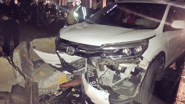 Mobil CRV Tabrak Pembatas Jalan di Sudirman, Jakarta Pusat (Foto: Instagram @TMCPoldaMetro)