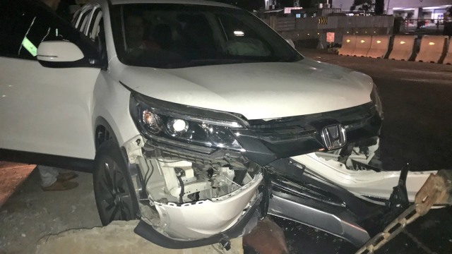 Mobil CRV Tabrak Pembatas Jalan di Sudirman, Jakarta Pusat (Foto: Instagram @TMCPoldaMetro)