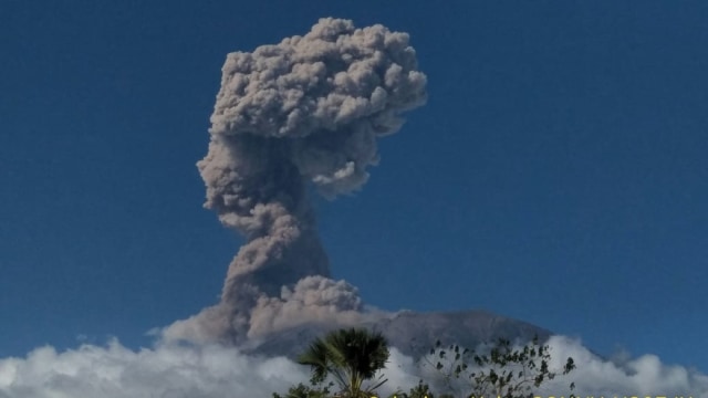 Gunung Agung kembali meletus sebanyak dua kali pada 04.52 Wita dan 09.05 Wita, Minggu (15/7) pagi ini. (Foto: Dok. PVMBG)