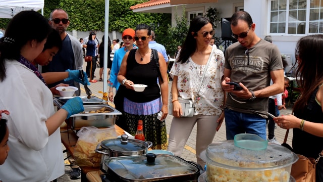 Warga Portugal mengantre kuliner Indonesia. (Foto: Eddi Santosa/kumparan)