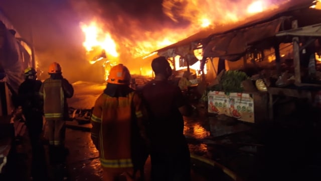 Petugas pemadam kebakaran melakukan pemadaman di Pasar Gedebage, Bandung. (Foto: Twitter/@emergency113bdg)