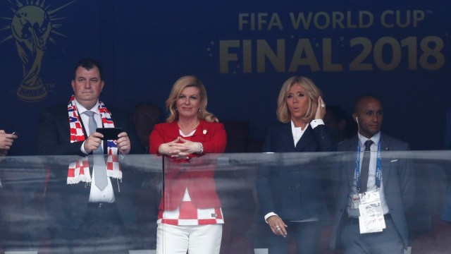 Presiden Kroasia, Kolinda Grabar-Kitarovic, bersama suaminya (paling kiri), Jakov Kitarovic, di boks VIP Stadion Luzhniki. (Foto: Reuters/Damir Sagolj)