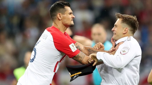 Dejan Lovren mencekik penginvasi lapangan di final Piala Dunia. (Foto: Reuters/Carl Recine)
