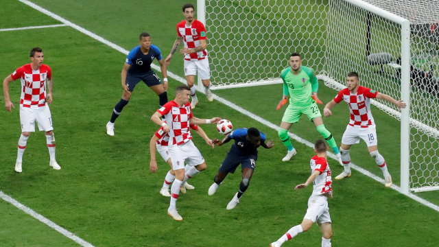 Handball Perisic di laga melawan Prancis. (Foto: REUTERS/Maxim Shemetov)