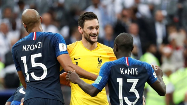 Nzonzi dan Kante merayakan gelar juara Piala Dunia bersama Lloris. (Foto: REUTERS/Damir Sagolj)