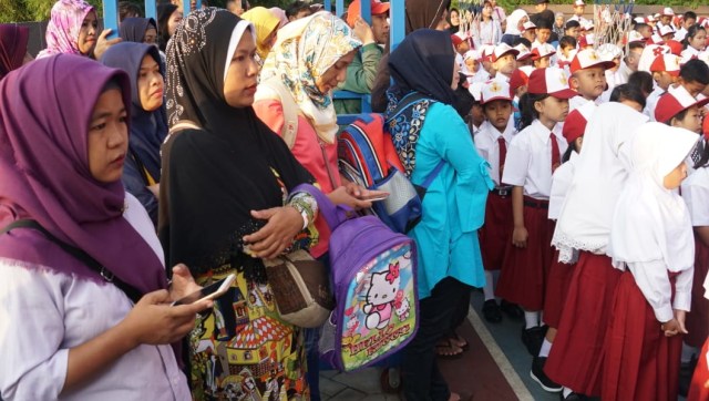 Orang tua mengantar anak ke hari pertama sekolah. (Foto: Fitra Andrianto/kumparan)