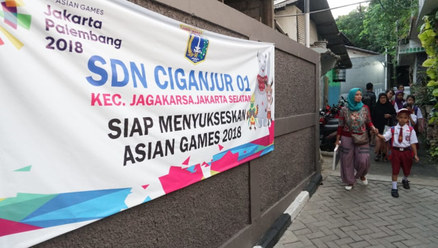 Orang tua mengantar anak ke hari pertama sekolah. (Foto: Fitra Andrianto/kumparan)