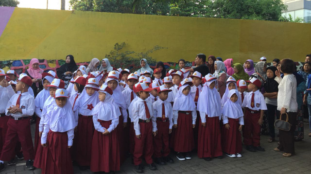 Orang tua antar anak di hari pertama sekolah di SDN Gandaria Utara 08. (Foto: Yuana Fatwalloh/kumparan)