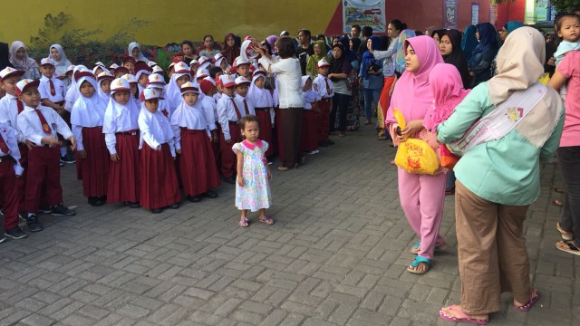 Orang tua antar anak di hari pertama sekolah di SDN Gandaria Utara 08. (Foto: Yuana Fatwalloh/kumparan)