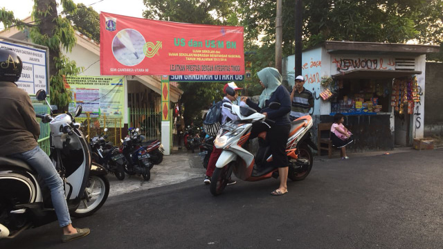 Orang tua antar anak di hari pertama sekolah di SDN Gandaria Utara 08. (Foto: Yuana Fatwalloh/kumparan)