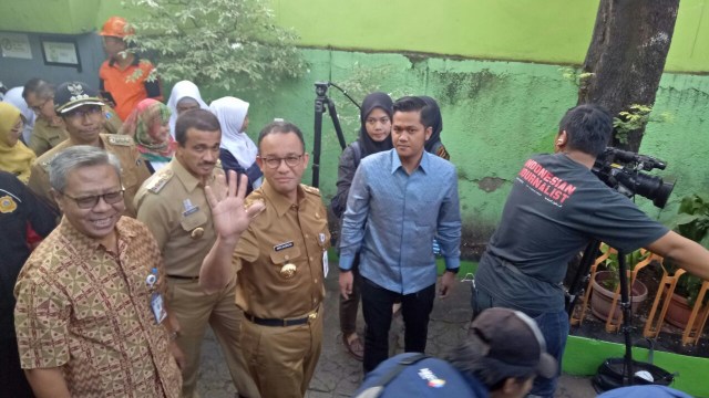 Anies Baswedan tinjau hari pertama masuk sekolah di SDN Kampung Melayu 01/02 Jatinegara. (Foto: Nabilla Fatiara/kumparan)