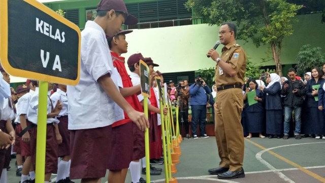 Anies Baswedan tinjau hari pertama masuk sekolah di SDN Kampung Melayu 01/02 Jatinegara. (Foto: Nabilla Fatiara/kumparan)