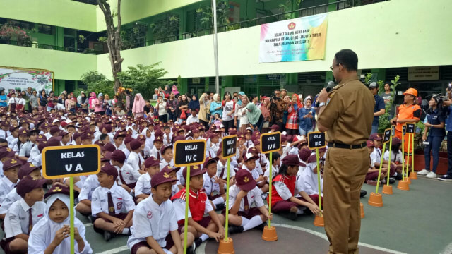 Anies Baswedan tinjau hari pertama masuk sekolah di SDN Kampung Melayu 01/02 Jatinegara. (Foto: Nabilla Fatiara/kumparan)