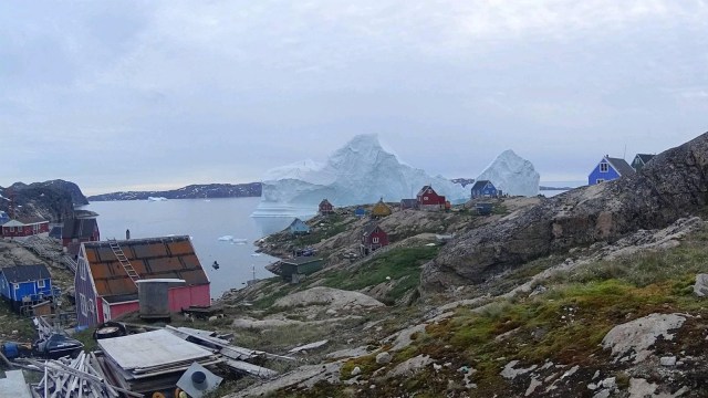 Gunung es ancam desa di greenland. (Foto: Lucia Ali Nielsen via REUTERS ATTENTION )