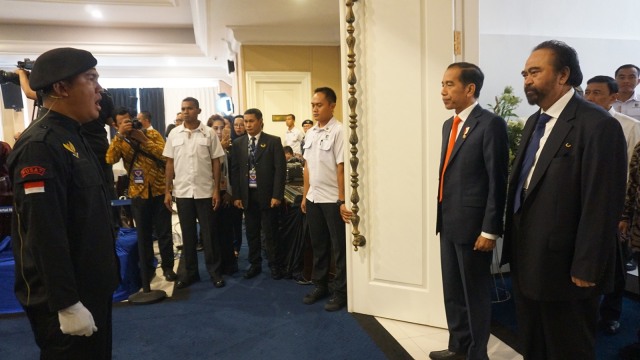 Presiden Joko Widodo (tengah) dan Surya Paloh (kanan) pada Kuliah Umum Presiden di Akademi Bela Negara NasDem. (Foto: Yudhistira Amran Saleh/kumparan)