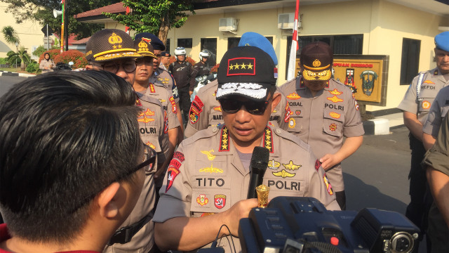 Kapolri Jenderal (Pol) Tito Karnavian (tengah) menjawab pertanyaan wartawan di Mako Brimob, Kepala Dua. (Foto: Raga Imam/kumparan)