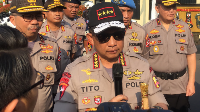 Kapolri Jenderal (Pol) Tito Karnavian (tengah) menjawab pertanyaan wartawan di Mako Brimob, Kepala Dua. (Foto: Raga Imam/kumparan)