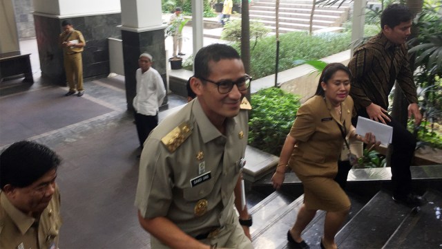 Wakil Gubernur DKI Jakarta, Sandiaga Uno (tengah) di Balai Kota. (Foto: Moh Fajri/kumparan)