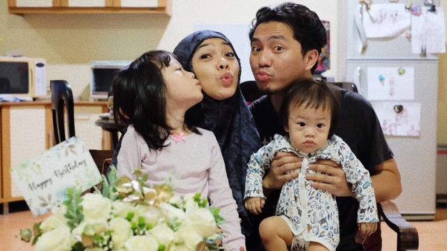 Omesh berikan bunga kepada sang istri, Dian Ayu. (Foto: Instagram @dianayulestari)