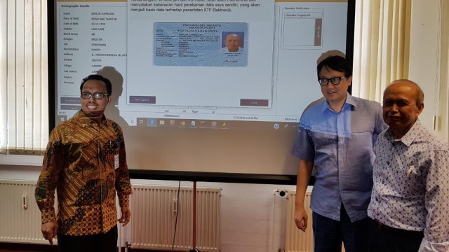 Duta Besar RI di Berlin Berikan NIK bagi WNI di Jerman (Foto: Dok KBRI Berlin)
