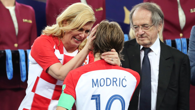 Kolinda Grabar-Kitarovic dan Luca Modric (Foto: REUTERS/Kai Pfaffenbach)