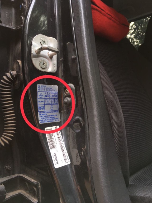 Keterangan Tekanan Ban Mobil (Foto: Alfons hartanto/kumparan)