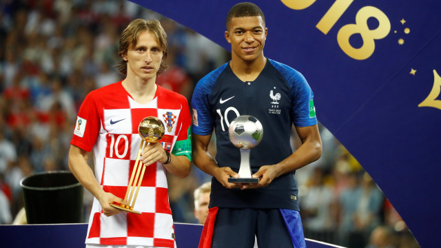 Luka Modric dan Kylian Mbappe. (Foto: REUTERS/Kai Pfaffenbach)