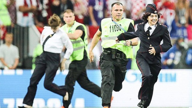 Salah satu dari empat orang yang menyusup pada final Piala Dunia 2018 adalah anggota band punk asal Rusia, Pussy Riot. (Foto: Instagram @wearepussyriot)