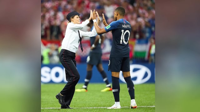 Perempuan ini sempat mengajak Mbappe tos di lapangan. (Foto: Instagram @poppyhuxley)