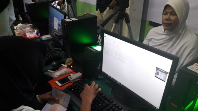 Calon jemaah haji jalani tes biometrik. (Foto: Phaksy/kumparan)