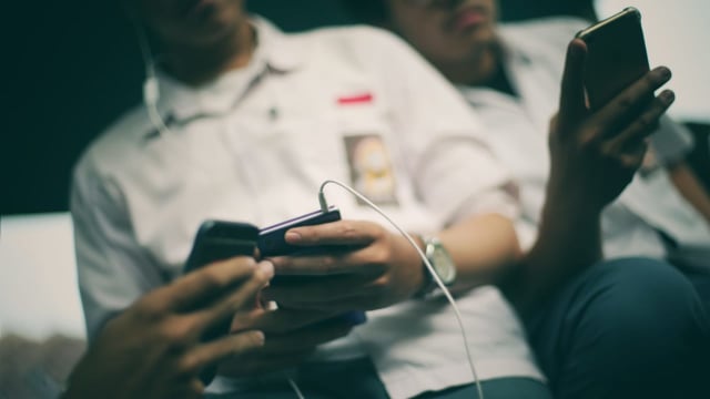 Ilustrasi anak SMA melihat berbagai konten di internet via smartphone. Foto: Aditia Noviansyah/kumparan