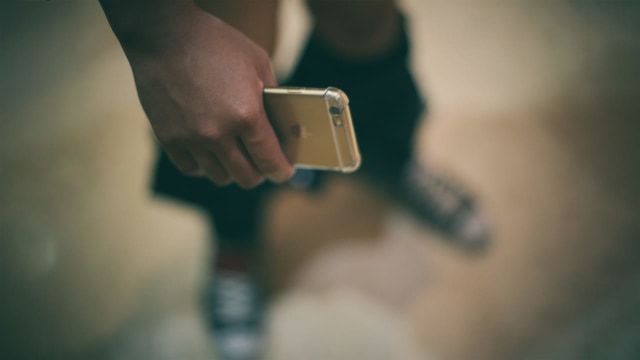 Ilustrasi pacaran anak SMA, Phone seks. Foto: Aditia Noviansyah/kumparan
