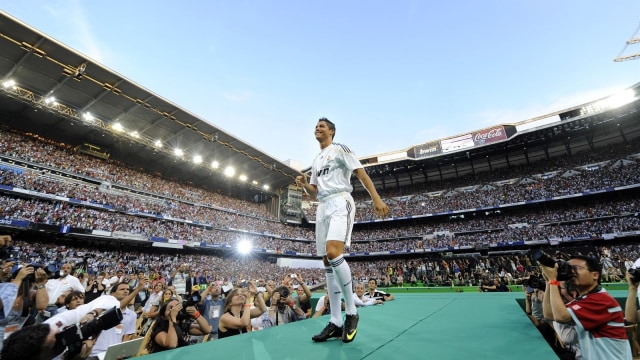 Ronaldo saat diperkenalkan Real Madrid pada 2009. (Foto: AFP/Dani Pozo)