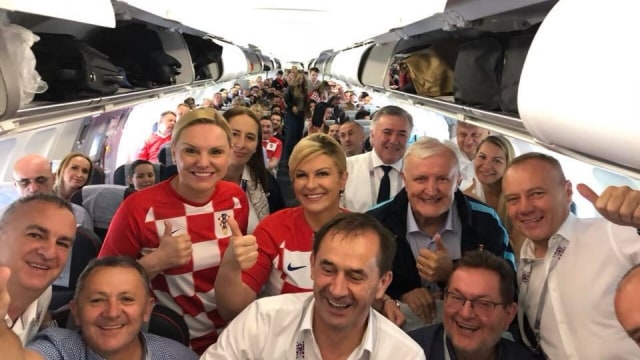 Presiden Kroasia, Kolinda Grabar-Kitarović, di pesawat menuju Rusia. (Foto: Facebook/KolindaGrabarKitarovic)