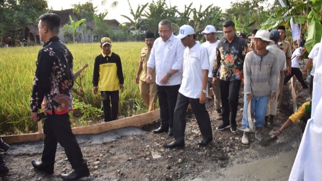 Mendes PDTT, Eko Putro Sandjojo, berbincang dengan ekonom Asia. (Foto: Dok. Kemendes PDTT)