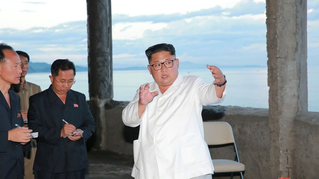 Kim Jong Un blusukan ke beberapa pabrik di Korea Utara (Foto: Reuters/KCNA)