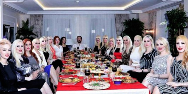 Harun Yahya bersama para Kitten pengikutnya.
 (Foto: Instagram @semraozgiray_a9)